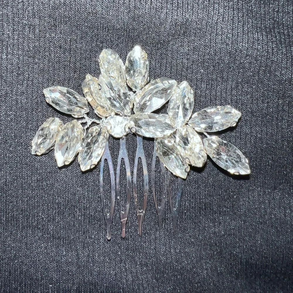 Elegant rhinestone hair clip